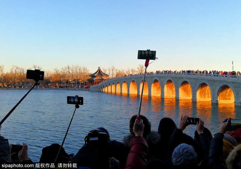 北京颐和园再现“金光穿洞”美景 吸引游客竞相争拍人气火爆