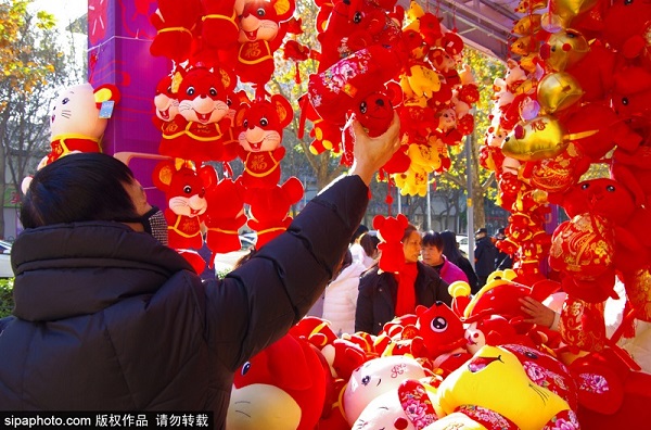 西安：鼠元素饰品萌态可掬增“年味”